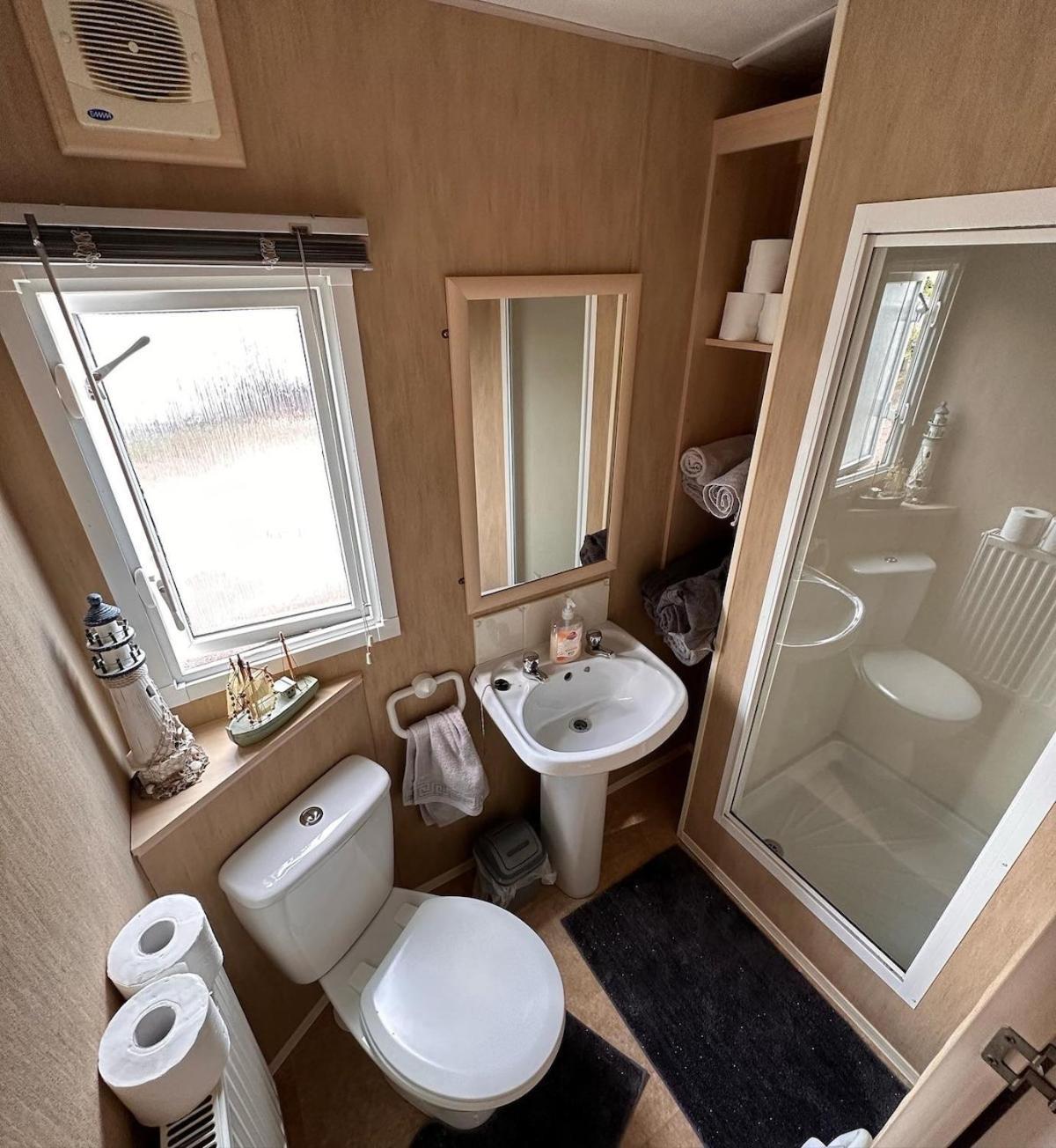 4-Bedroom Cosalt Caravan In Uddingston, Glasgow Exterior foto